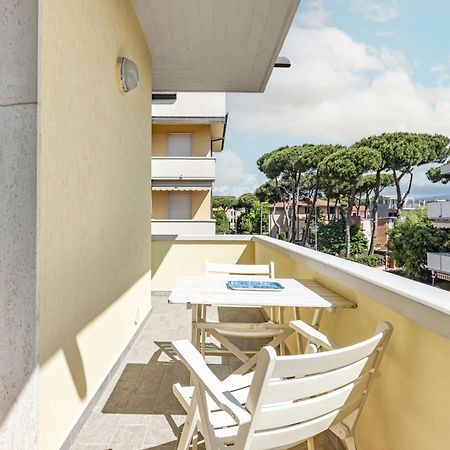 Comfy Apartment With Private Parking Near The Beach! Viareggio Eksteriør billede