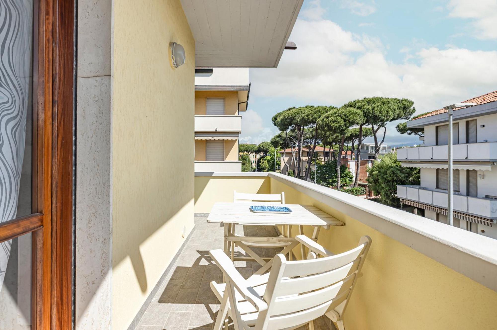 Comfy Apartment With Private Parking Near The Beach! Viareggio Eksteriør billede
