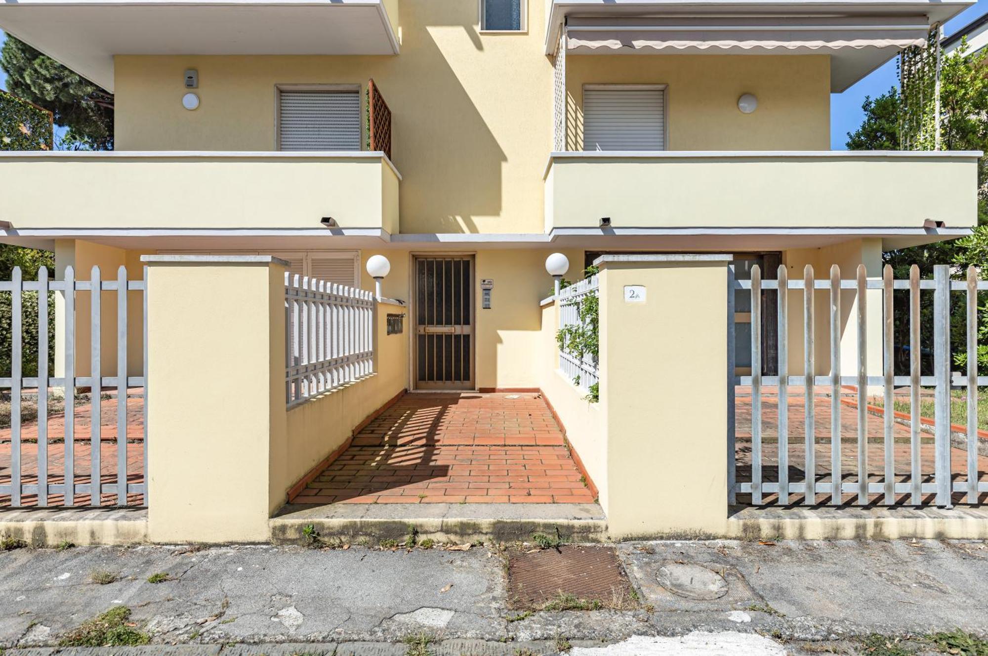 Comfy Apartment With Private Parking Near The Beach! Viareggio Eksteriør billede
