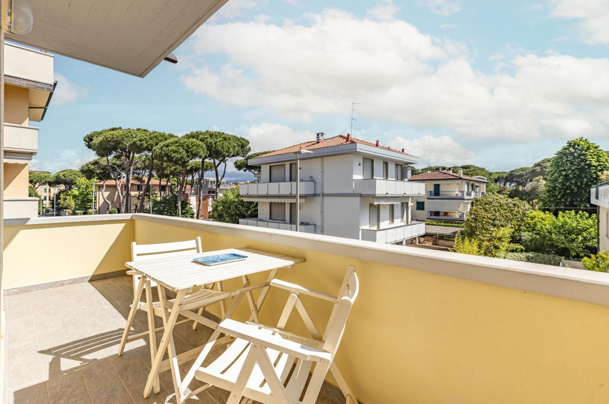 Comfy Apartment With Private Parking Near The Beach! Viareggio Eksteriør billede
