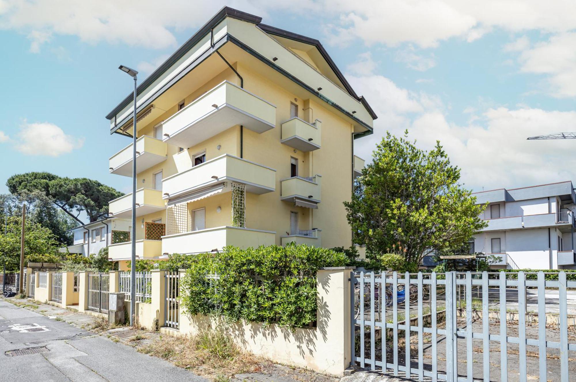 Comfy Apartment With Private Parking Near The Beach! Viareggio Eksteriør billede